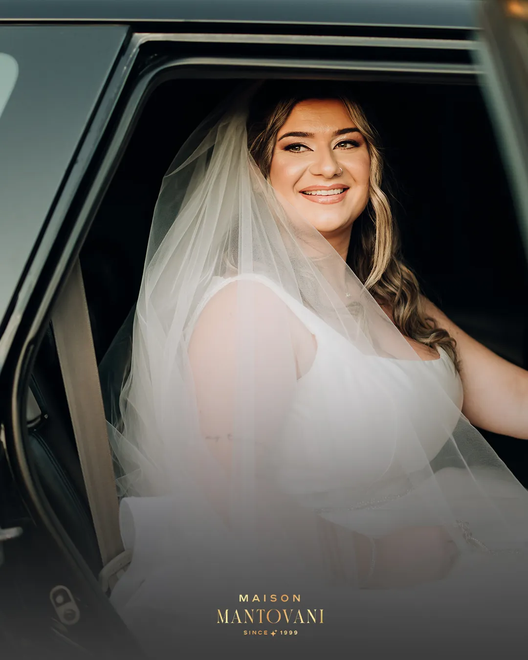 Noiva sorrindo dentro do carro