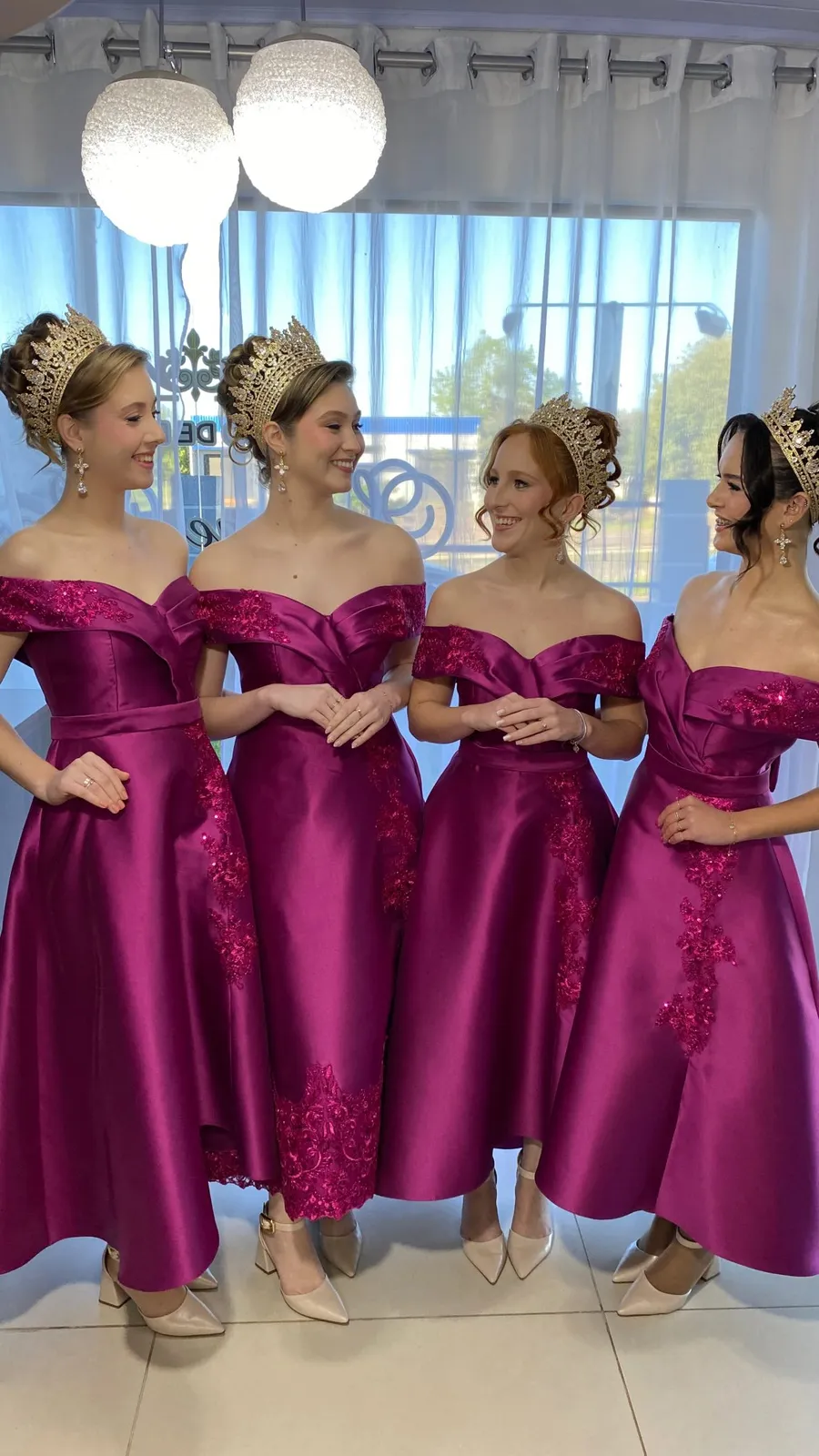 Quatro madrinhas com vestidos cor de ameixa