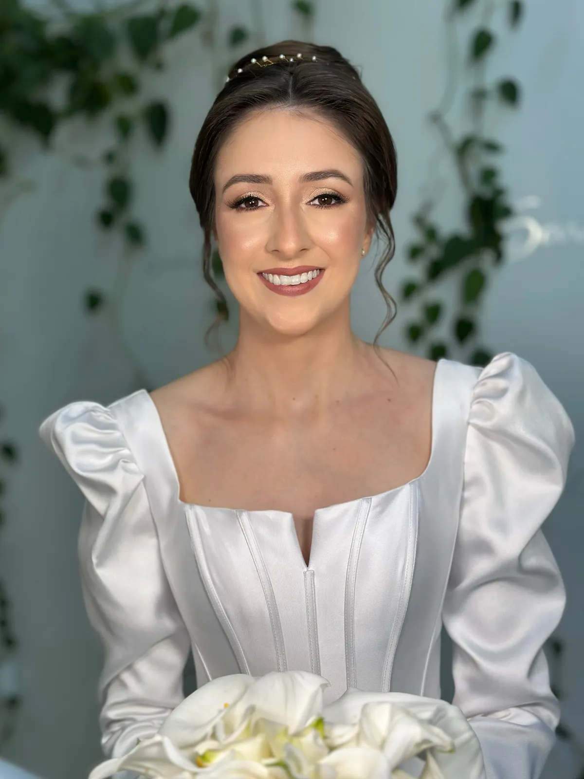 Noiva sorridente com vestido de mangas bufantes
