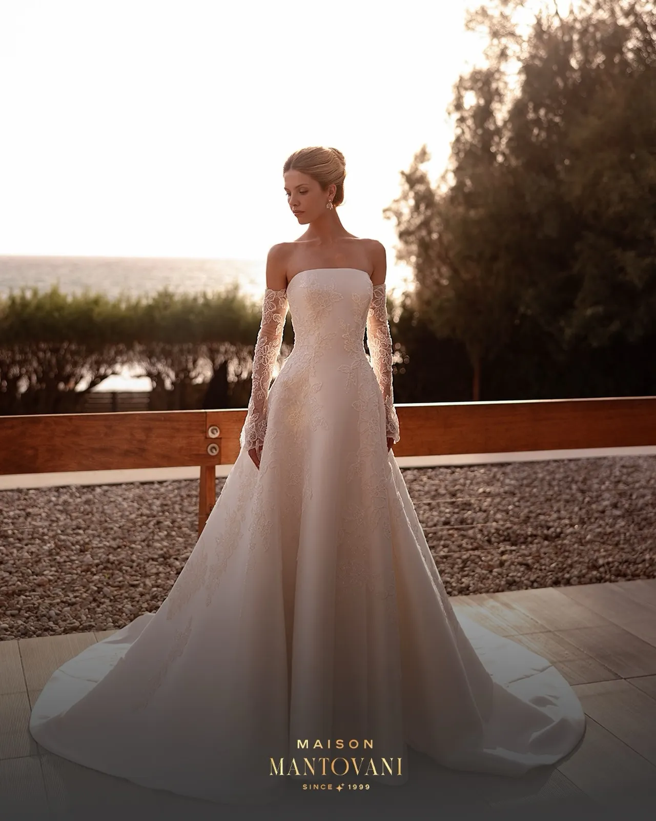 Noiva com vestido tomara que caia ao pôr do sol