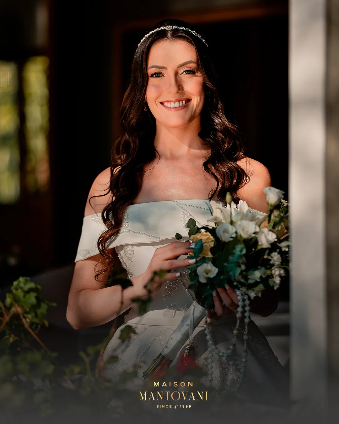 Noiva sorrindo com buquê